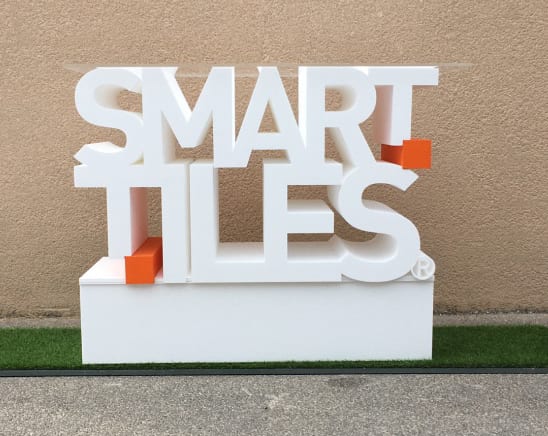 smart tiles stand smart-tiles-desk-banque-daccueil